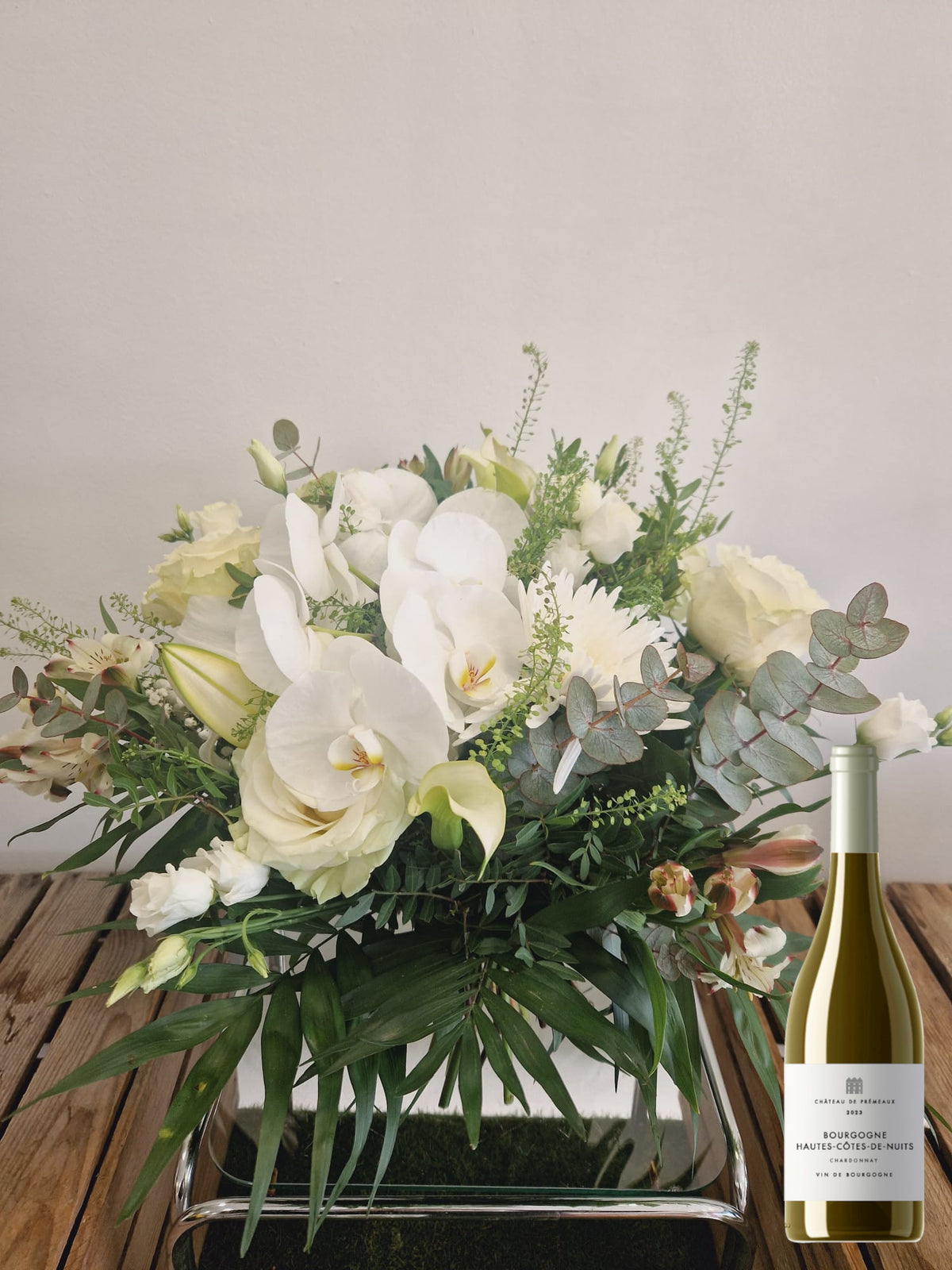 Coffret cadeau Accord Le chardonnay taille grande sans vase : bouquet de fleurs blanche présenté avec une bouteille de vin blanc Chardonnay Haute-cotes-de-nuits- Chateau de Prémeaux - Fleuriste et Caviste Rose & Raisin