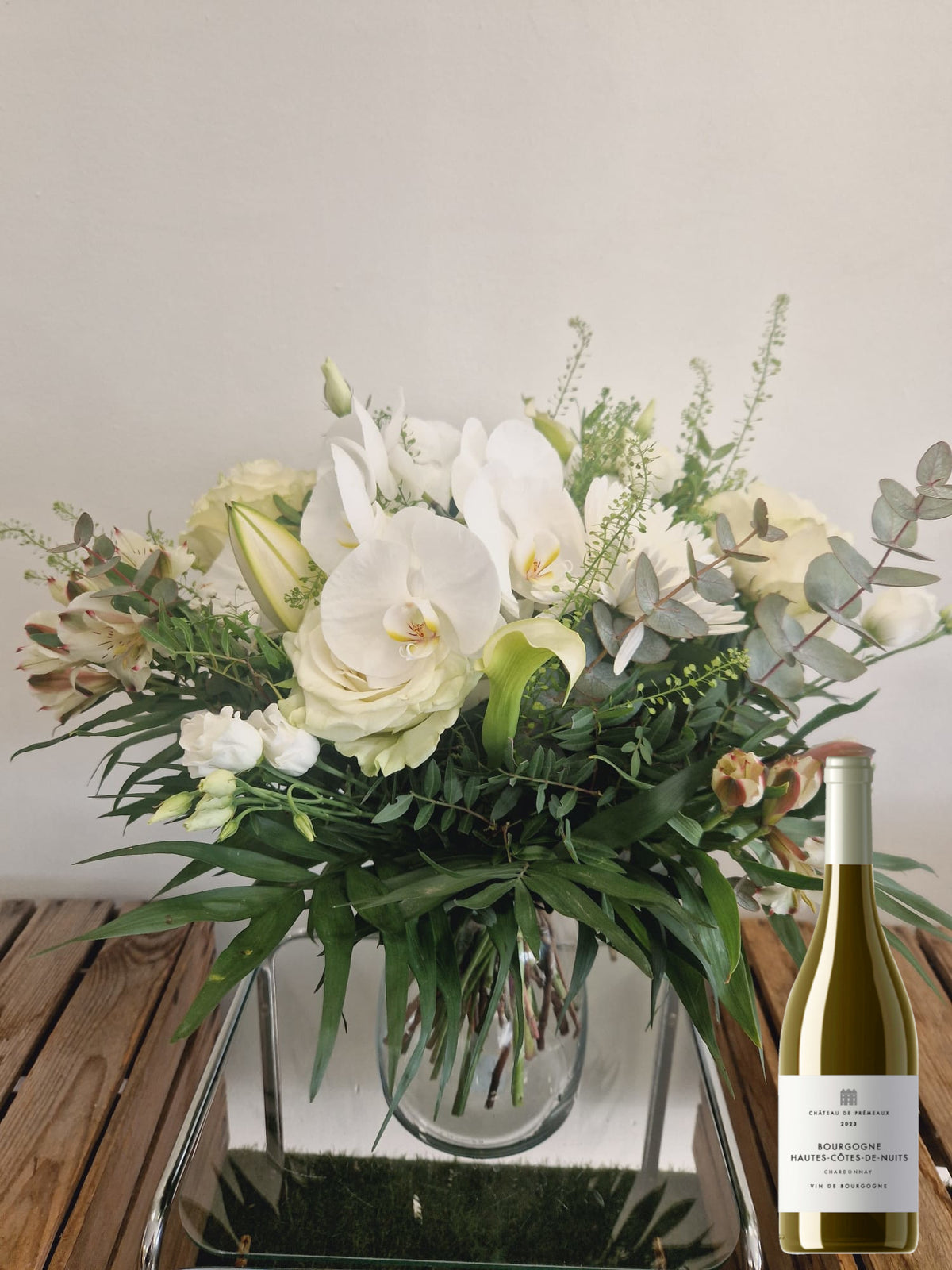 Coffret cadeau Accord Le chardonnay taille grande avec vase en verre : bouquet de fleurs blanche présenté avec une bouteille de vin blanc Chardonnay Haute-cotes-de-nuits- Chateau de Prémeaux - Fleuriste et Caviste Rose & Raisin
