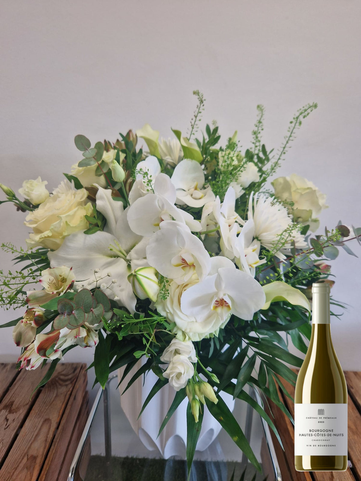 Coffret cadeau Accord Le chardonnay taille grande vase prestige : bouquet de fleurs blanche présenté avec une bouteille de vin blanc Chardonnay Haute-cotes-de-nuits- Chateau de Prémeaux - Fleuriste et Caviste Rose & Raisin