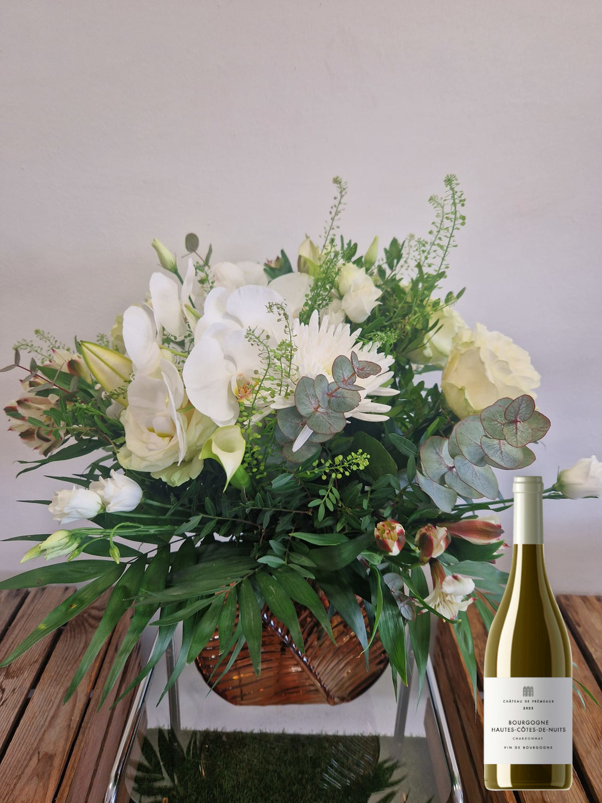 Coffret cadeau Accord Le chardonnay taille grande vase raffiné : bouquet de fleurs blanche présenté avec une bouteille de vin blanc Chardonnay Haute-cotes-de-nuits- Chateau de Prémeaux - Fleuriste et Caviste Rose & Raisin