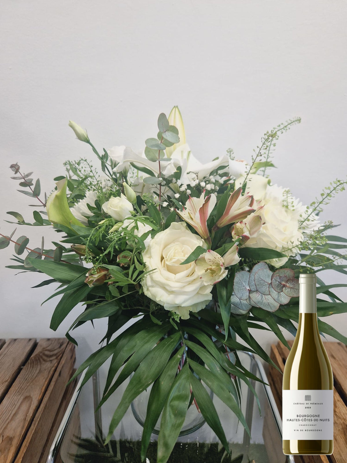 Coffret cadeau Accord Le chardonnay taille moyenne avec vase en verre : bouquet de fleurs blanche présenté avec une bouteille de vin blanc Chardonnay Haute-cotes-de-nuits- Chateau de Prémeaux - Fleuriste et Caviste Rose & Raisin
