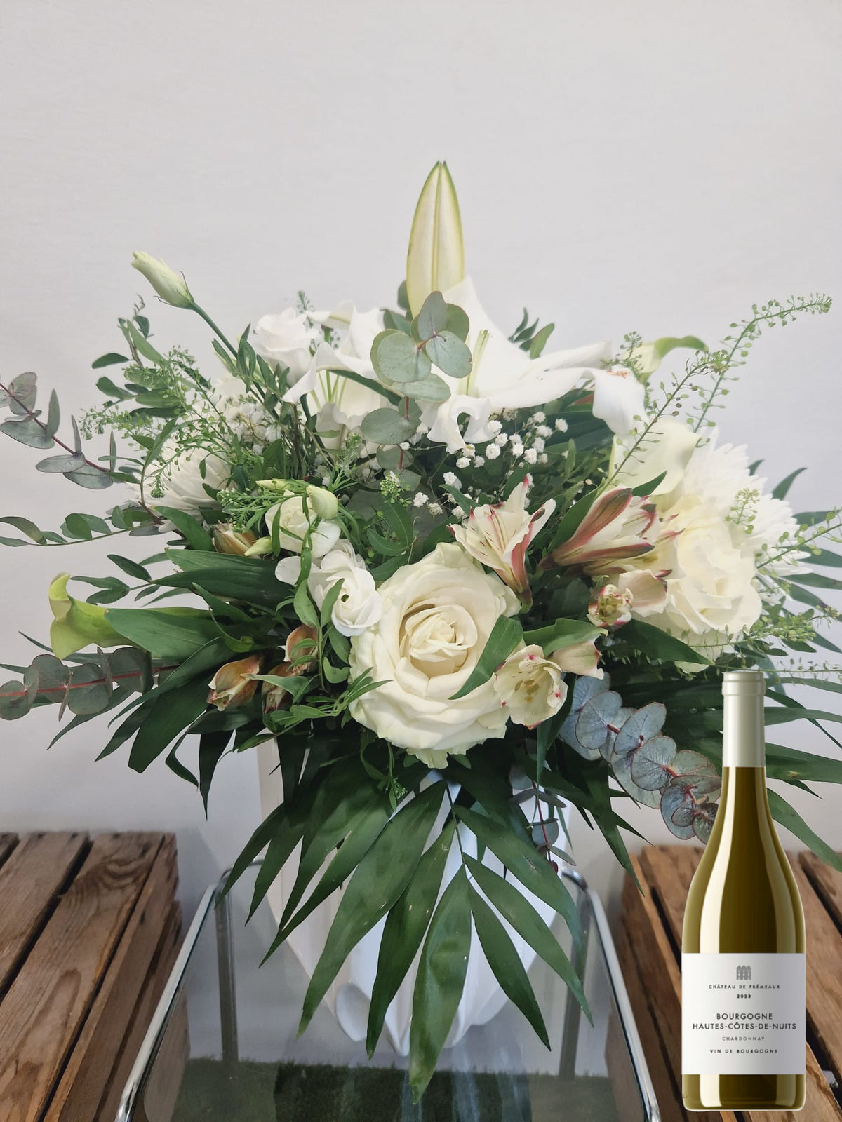 Coffret cadeau Accord Le chardonnay taille moyenne avec vase prestige : bouquet de fleurs blanche présenté avec une bouteille de vin blanc Chardonnay Haute-cotes-de-nuits- Chateau de Prémeaux - Fleuriste et Caviste Rose & Raisin
