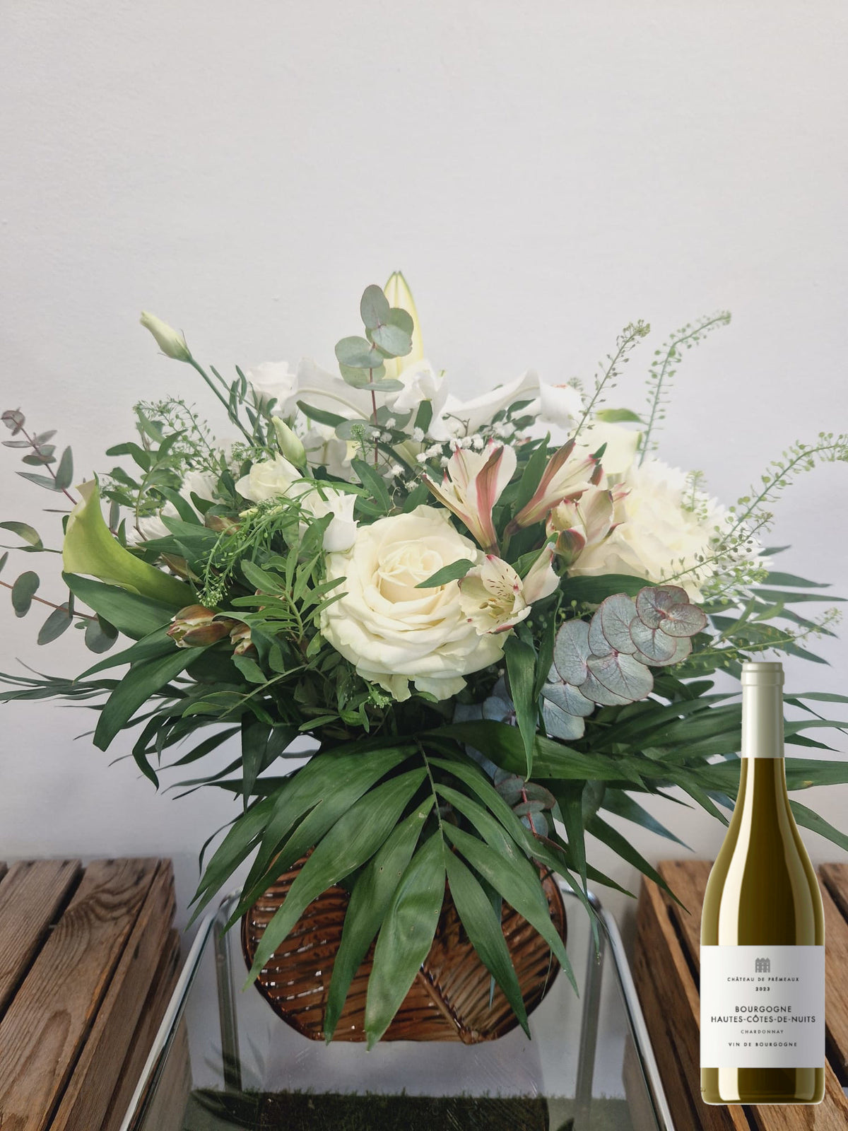 Coffret cadeau Accord Le chardonnay taille moyenne avec vase raffiné : bouquet de fleurs blanche présenté avec une bouteille de vin blanc Chardonnay Haute-cotes-de-nuits- Chateau de Prémeaux - Fleuriste et Caviste Rose & Raisin