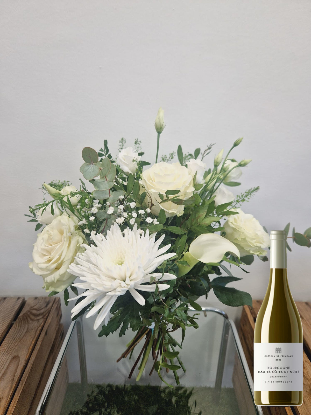 Coffret cadeau Accord Le chardonnay taille petite sans vase : bouquet de fleurs blanche présenté avec une bouteille de vin blanc Chardonnay Haute-cotes-de-nuits- Chateau de Prémeaux - Fleuriste et Caviste Rose & Raisin