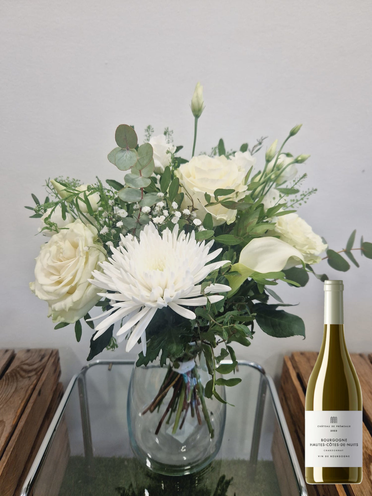 Coffret cadeau Accord Le chardonnay taille petite avec vase en verre : bouquet de fleurs blanche présenté avec une bouteille de vin blanc Chardonnay Haute-cotes-de-nuits- Chateau de Prémeaux - Fleuriste et Caviste Rose & Raisin