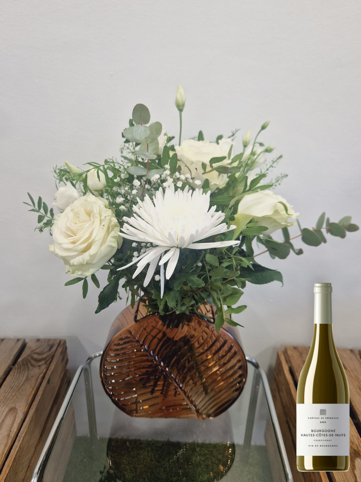 Coffret cadeau Accord Le chardonnay taille petite avec vase raffiné : bouquet de fleurs blanche présenté avec une bouteille de vin blanc Chardonnay Haute-cotes-de-nuits- Chateau de Prémeaux - Fleuriste et Caviste Rose & Raisin