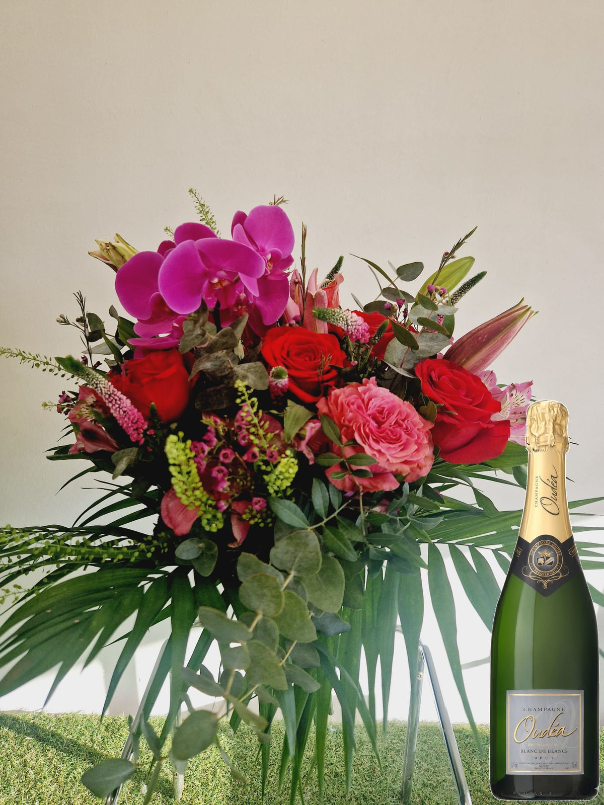 Coffret cadeau Accord Le Kir taille grande  sans vase : bouquet de fleurs roses et rouges présenté avec une bouteille de champagne Blanc de blanc Oudéa - Fleuriste et Caviste Rose & Raisin Marseille