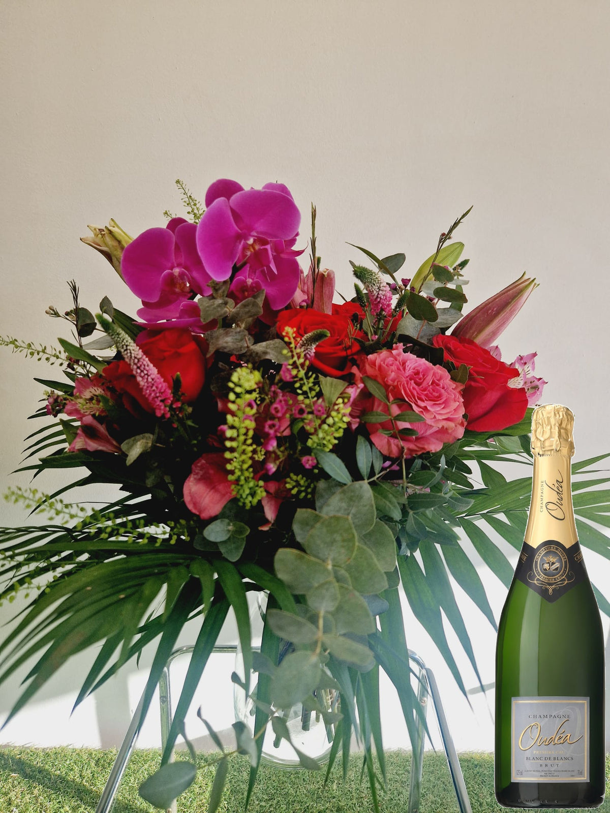 Coffret cadeau Accord Le Kir taille grande avec vase en verre : bouquet de fleurs roses et rouges présenté avec une bouteille de champagne Blanc de blanc Oudéa - Fleuriste et Caviste Rose & Raisin Marseille