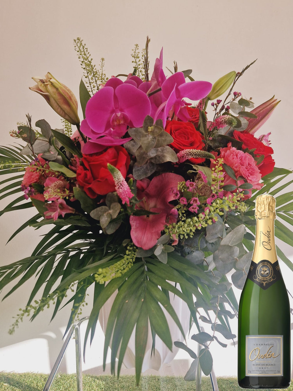 Coffret cadeau Accord Le Kir taille grande avec vase prestige : bouquet de fleurs roses et rouges présenté avec une bouteille de champagne Blanc de blanc Oudéa - Fleuriste et Caviste Rose & Raisin Marseille