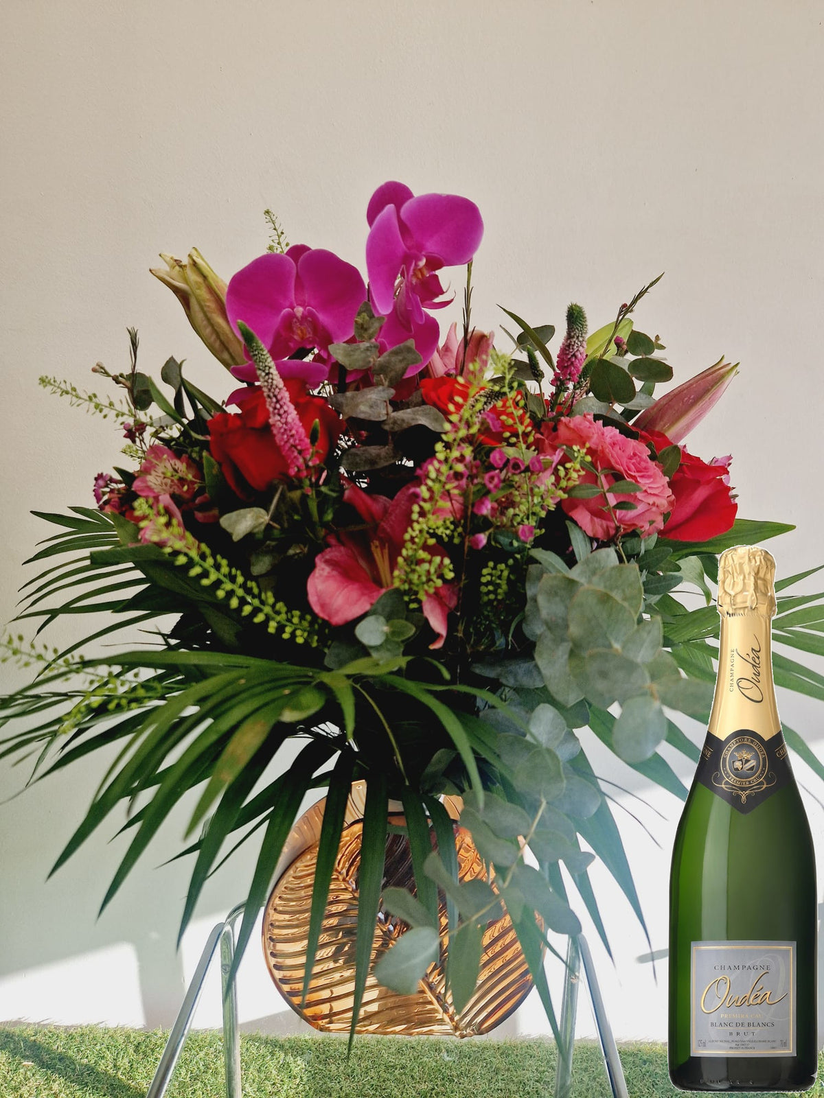 Coffret cadeau Accord Le Kir taille grande avec vase raffiné : bouquet de fleurs roses et rouges présenté avec une bouteille de champagne Blanc de blanc Oudéa - Fleuriste et Caviste Rose & Raisin Marseille