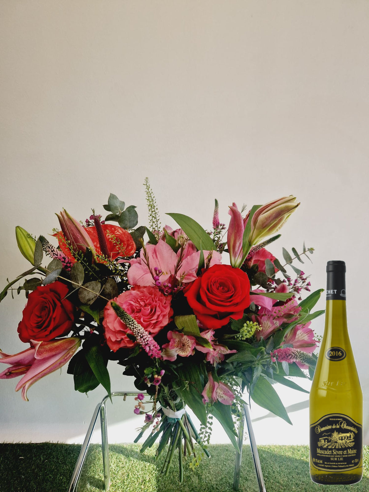 Coffret cadeau Accord Le Kir taille moyenne sans vase : bouquet de fleurs roses et rouges présenté avec une bouteille de vin blanc Muscadet Domaine de la Chauvinière - Fleuriste et Caviste Rose & Raisin Marseille