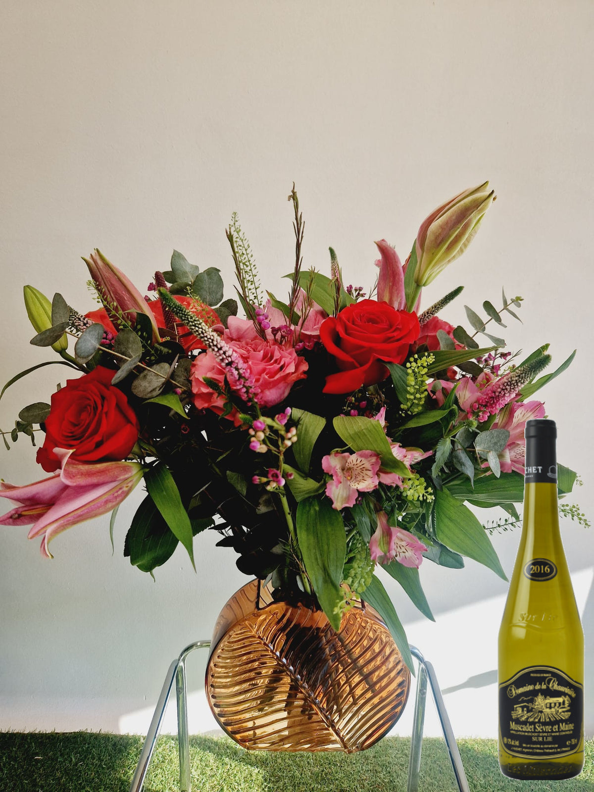 Coffret cadeau Accord Le Kir taille moyenne avec vase feuille : bouquet de fleurs roses et rouges présenté avec une bouteille de vin blanc Muscadet Domaine de la Chauvinière - Fleuriste et Caviste Rose & Raisin Marseille