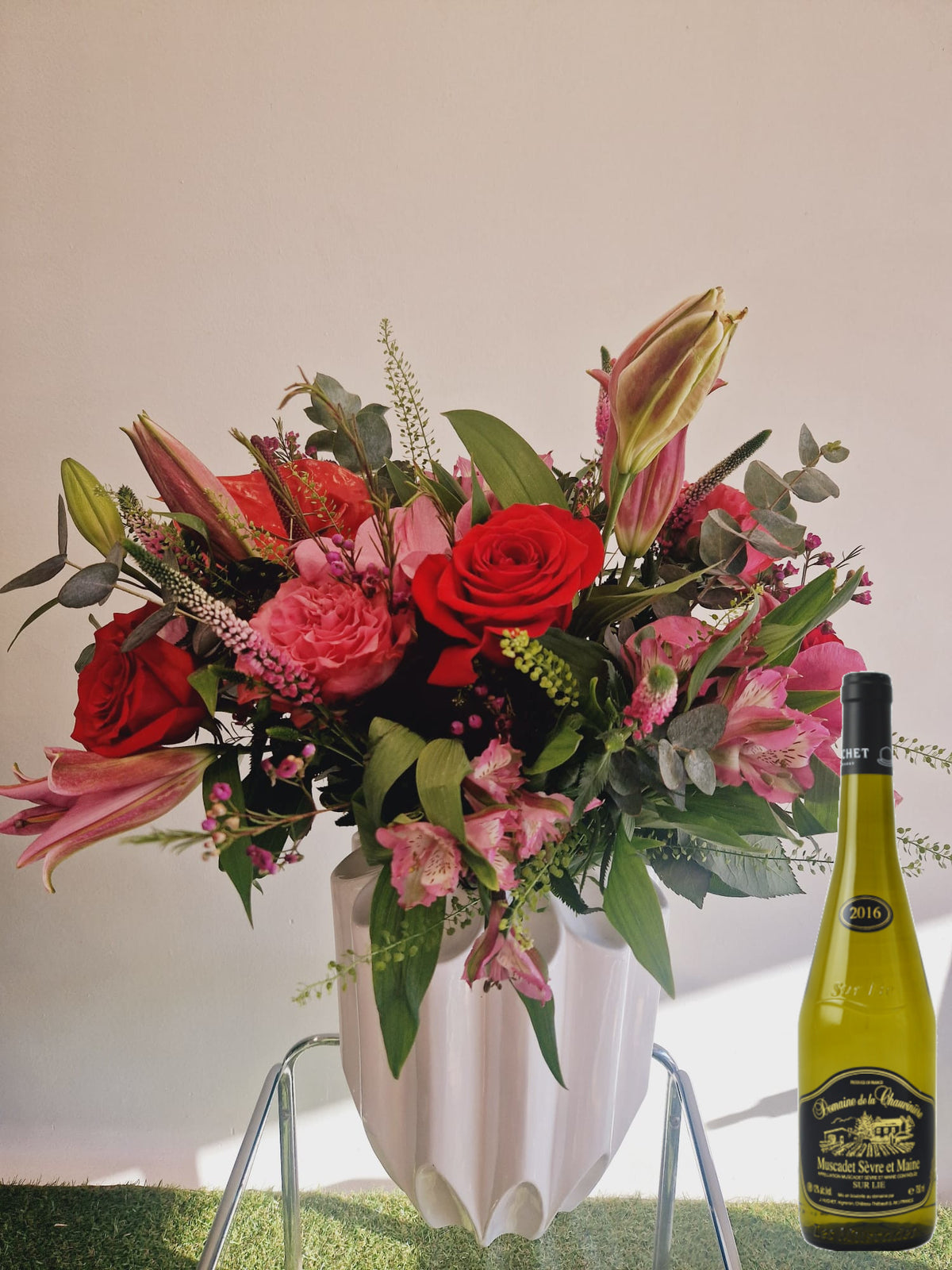 Coffret cadeau Accord Le Kir taille moyenne avec vase prestige : bouquet de fleurs roses et rouges présenté avec une bouteille de vin blanc Muscadet Domaine de la Chauvinière - Fleuriste et Caviste Rose & Raisin Marseille