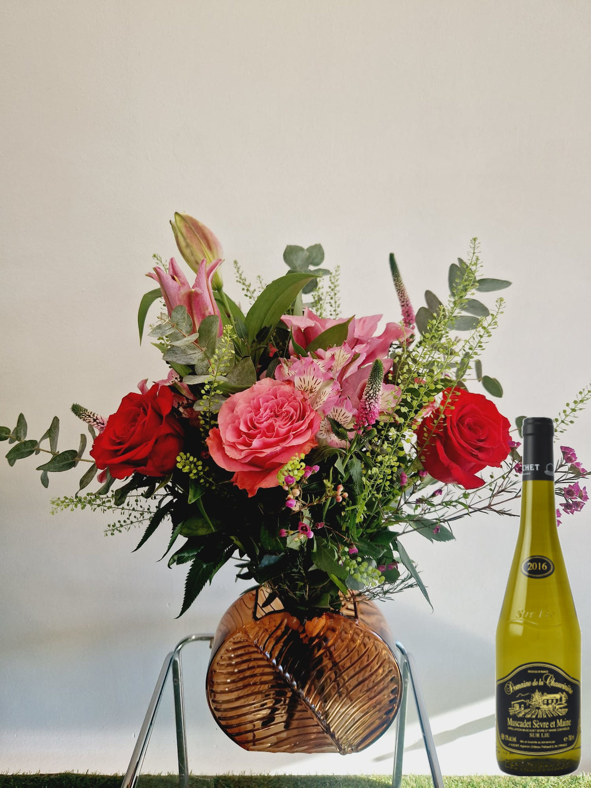 Coffret cadeau Accord Le Kir taille petite , vase feuille : bouquet de fleurs roses et rouges présenté avec une bouteille de vin blanc Muscadet Domaine de la Chauvinière - Fleuriste et Caviste Rose & Raisin Marseille