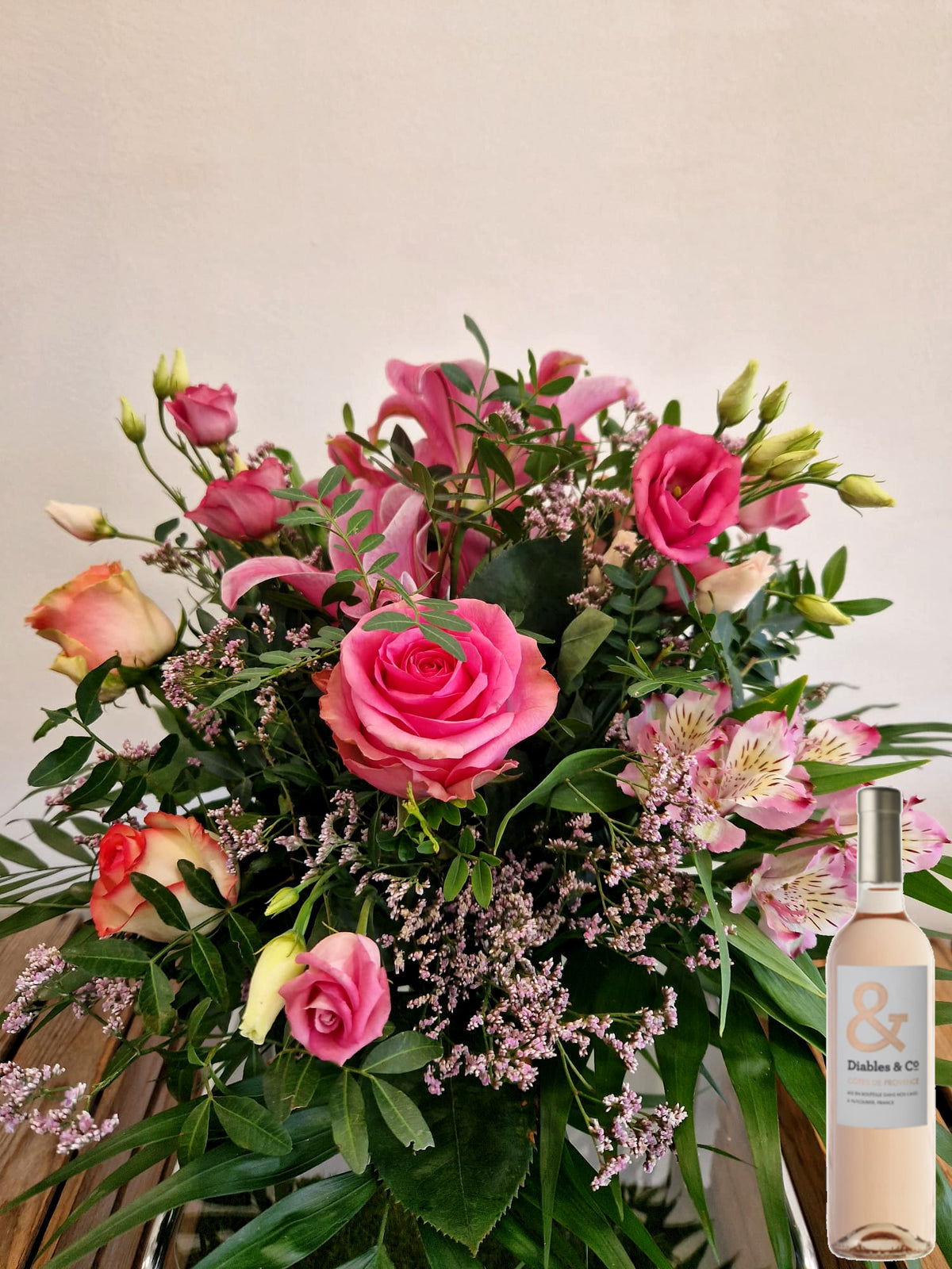 Coffret cadeau Accord Le Rosé - taille moyen - sans vase : bouquet de fleurs rose présenté avec une bouteille de vin rosé Diable and Co - Fleuriste et Caviste Rose & Raisin