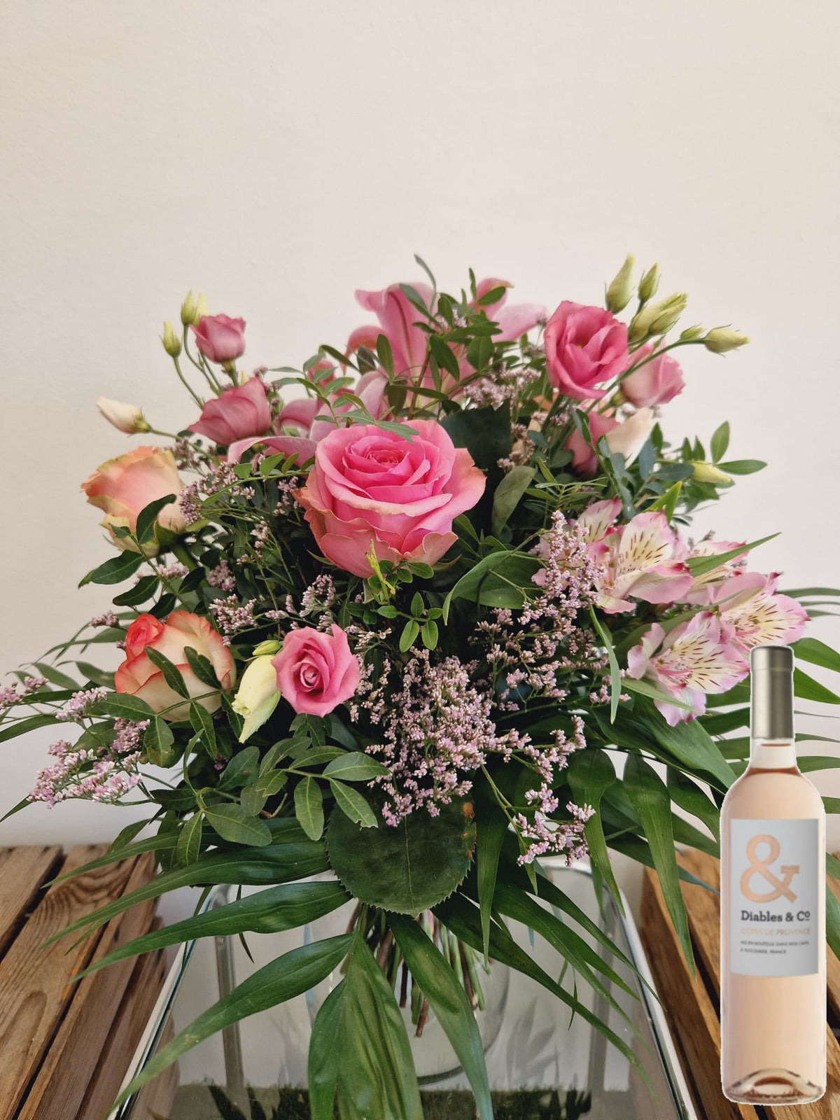 Coffret cadeau Accord Le Rosé - taille moyen - vase en verre : bouquet de fleurs rose présenté avec une bouteille de vin rosé Diable and Co - Fleuriste et Caviste Rose & Raisin