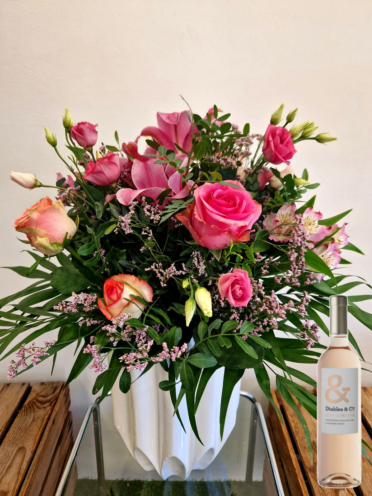 Coffret cadeau Accord Le Rosé - taille moyen - vase prestige : bouquet de fleurs rose présenté avec une bouteille de vin rosé Diable and Co - Fleuriste et Caviste Rose & Raisin