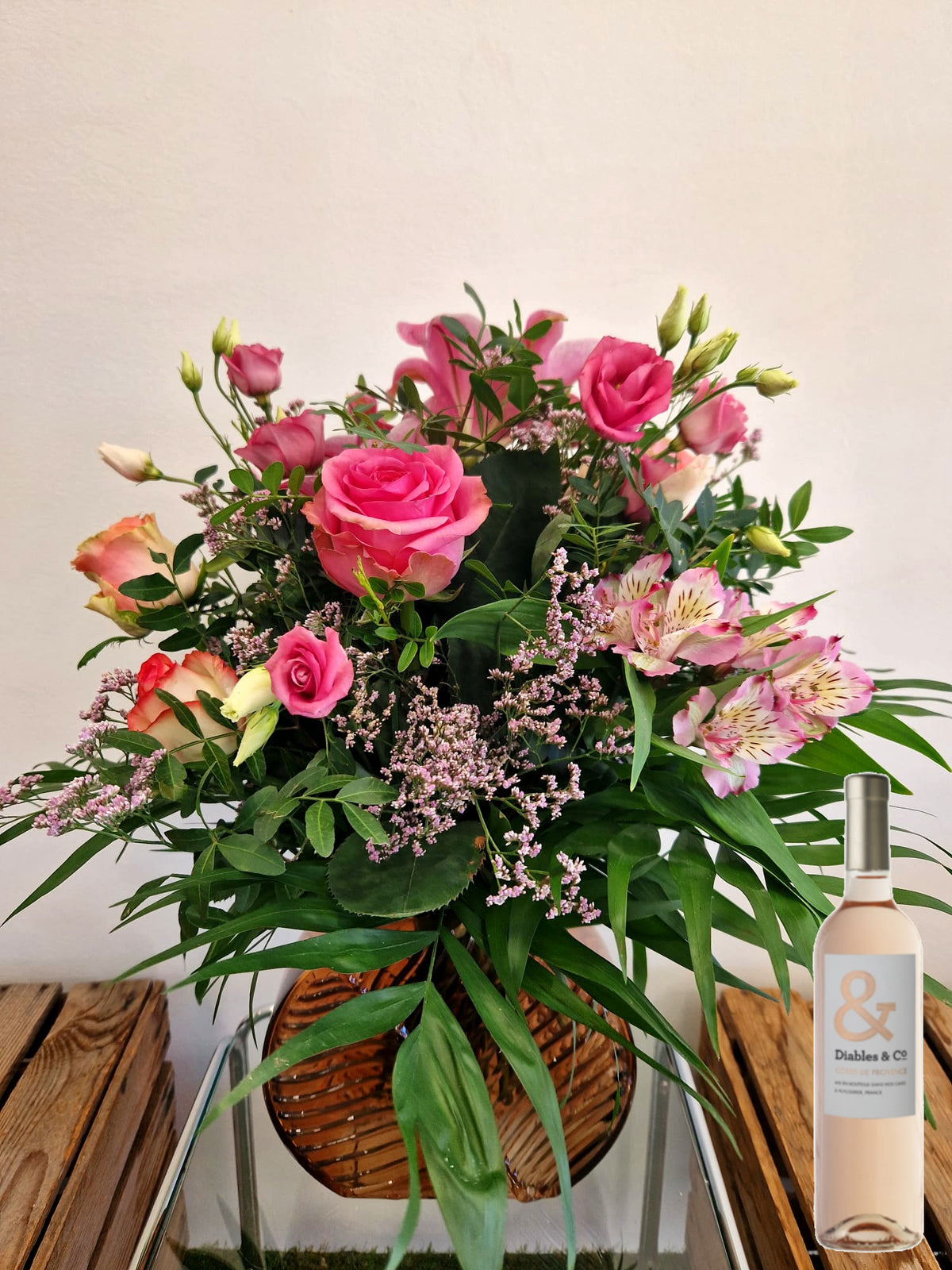 Coffret cadeau Accord Le Rosé - taille moyen - vase raffiné : bouquet de fleurs rose présenté avec une bouteille de vin rosé Diable and Co - Fleuriste et Caviste Rose & Raisin