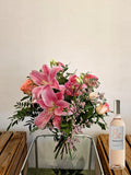 Coffret cadeau Accord Le Rosé - taille petit - sans vase : bouquet de fleurs rose présenté avec une bouteille de vin rosé Diable and Co - Fleuriste et Caviste Rose & Raisin