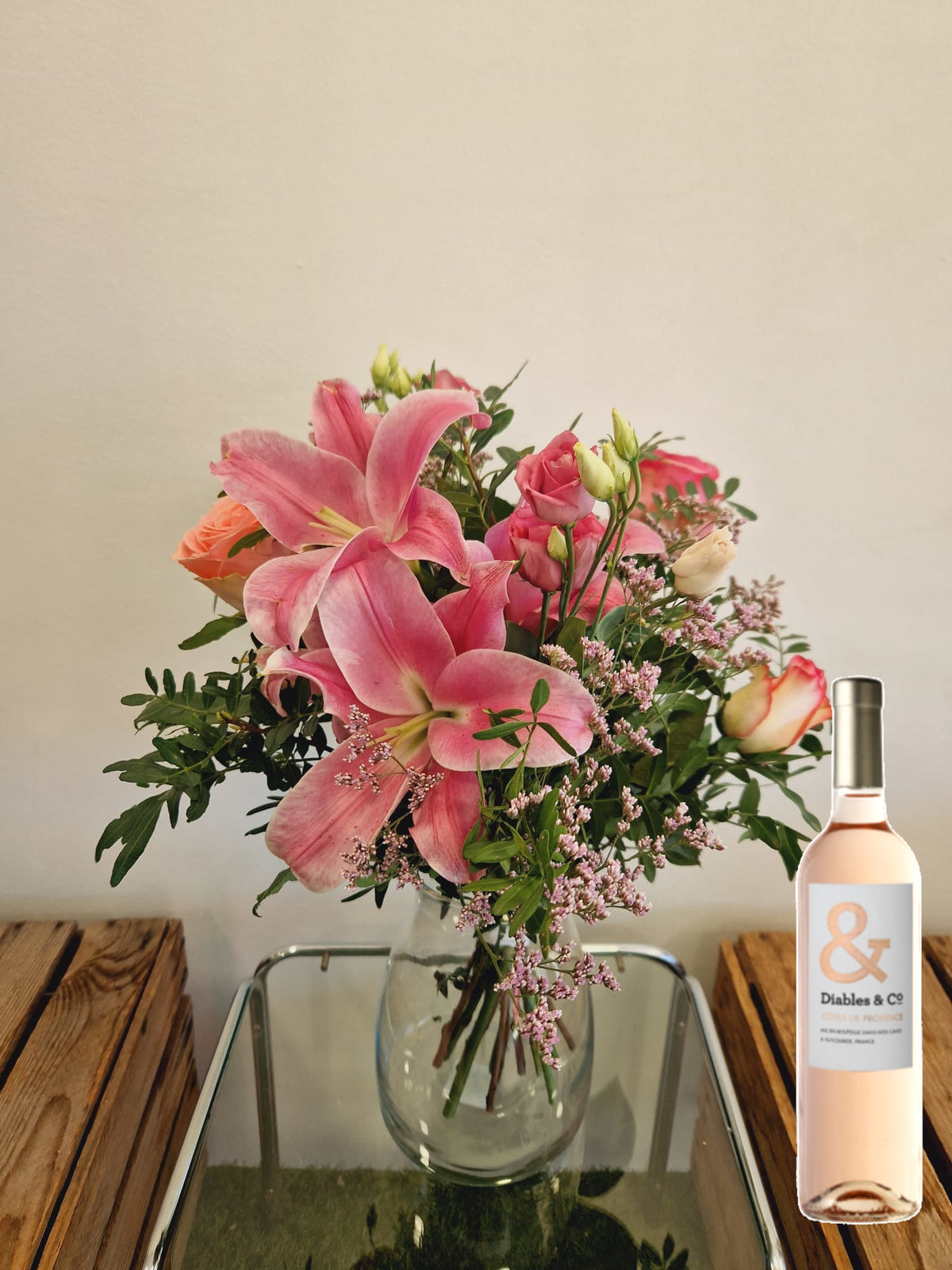Coffret cadeau Accord Le Rosé - taille petit - vase en verre : bouquet de fleurs rose présenté avec une bouteille de vin rosé Diable and Co - Fleuriste et Caviste Rose & Raisin