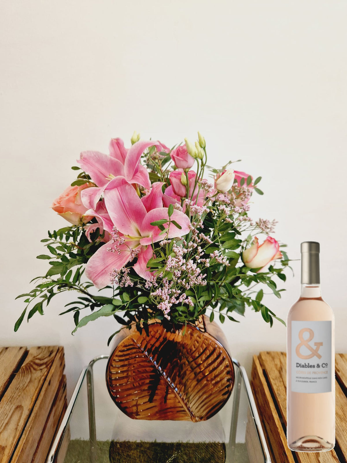 Coffret cadeau Accord Le Rosé - taille petit - vase raffiné : bouquet de fleurs rose présenté avec une bouteille de vin rosé Diable and Co - Fleuriste et Caviste Rose & Raisin