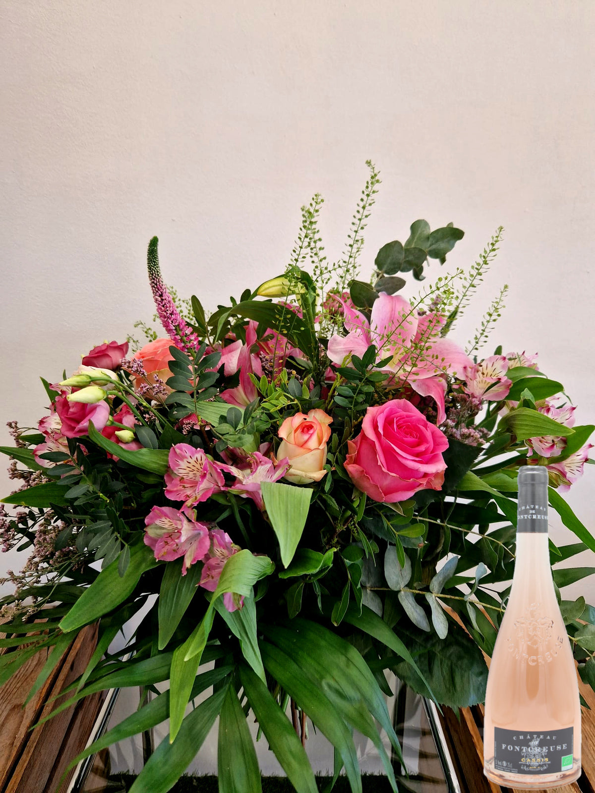 Coffret cadeau Accord Le Rosé - taille grand - sans vase : bouquet de fleurs rose présenté avec une bouteille de vin rosé Cassis Château de fontcreuse - Fleuriste et Caviste Rose & Raisin