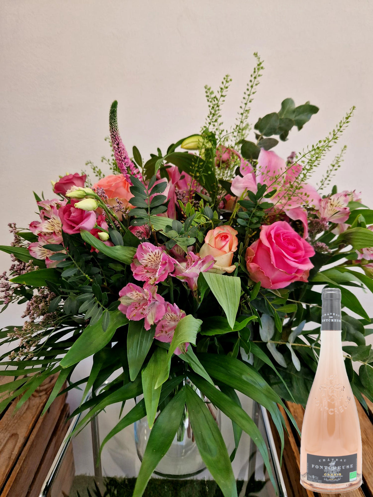 Coffret cadeau Accord Le Rosé - taille grand - vase en verre : bouquet de fleurs rose présenté avec une bouteille de vin rosé Cassis Château de fontcreuse - Fleuriste et Caviste Rose & Raisin