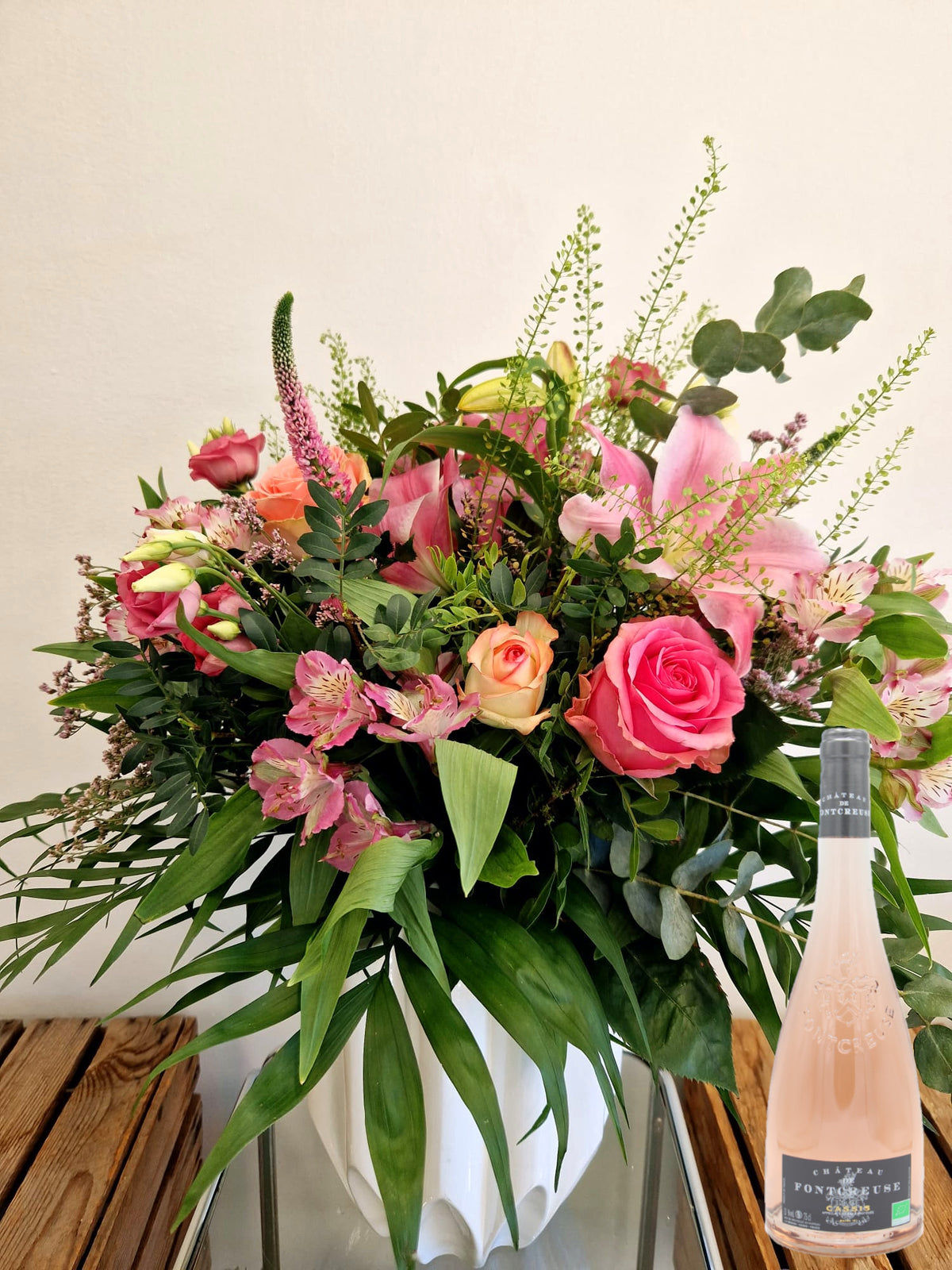 Coffret cadeau Accord Le Rosé - taille grand - vase prestige : bouquet de fleurs rose présenté avec une bouteille de vin rosé Cassis Château de fontcreuse - Fleuriste et Caviste Rose & Raisin