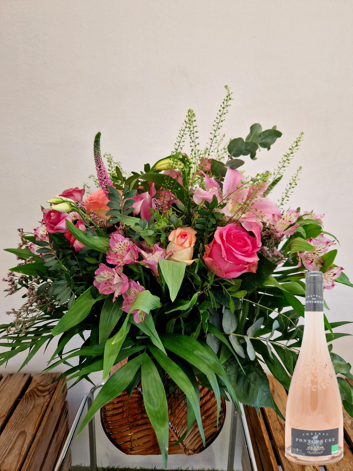 Coffret cadeau Accord Le Rosé - taille grand - vase raffiné : bouquet de fleurs rose présenté avec une bouteille de vin rosé Cassis Château de fontcreuse - Fleuriste et Caviste Rose & Raisin