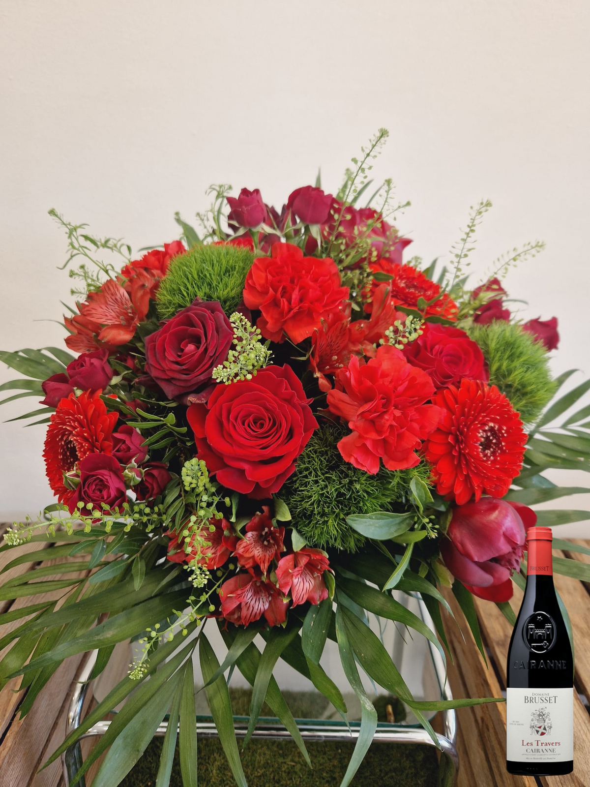 Coffret cadeau Accord Le Syrah - taille grand - sans vase : bouquet de fleurs rouge présenté avec une bouteille de vin rouge Cairanne Domaine de Brusset - Fleuriste et Caviste Rose & Raisin