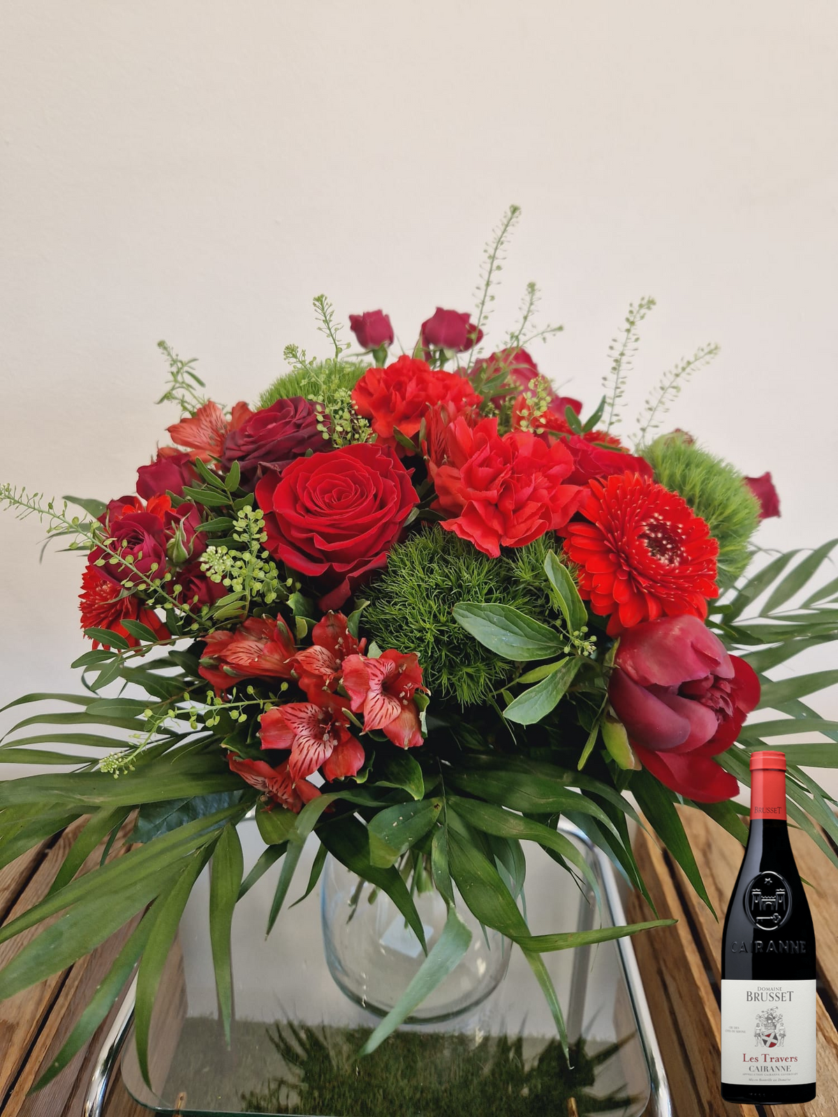 Coffret cadeau Accord Le Syrah - taille grand - vase en verre : bouquet de fleurs rouge présenté avec une bouteille de vin rouge Cairanne Domaine de Brusset - Fleuriste et Caviste Rose & Raisin
