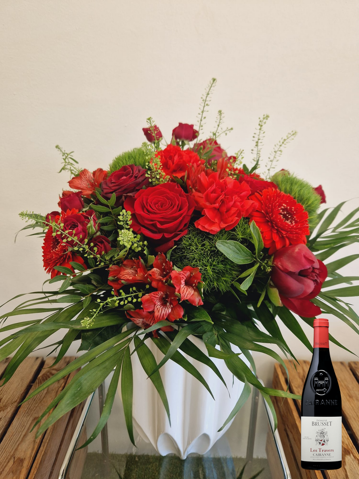 Coffret cadeau Accord Le Syrah - taille grand - vase prestige : bouquet de fleurs rouge présenté avec une bouteille de vin rouge Cairanne Domaine de Brusset - Fleuriste et Caviste Rose & Raisin