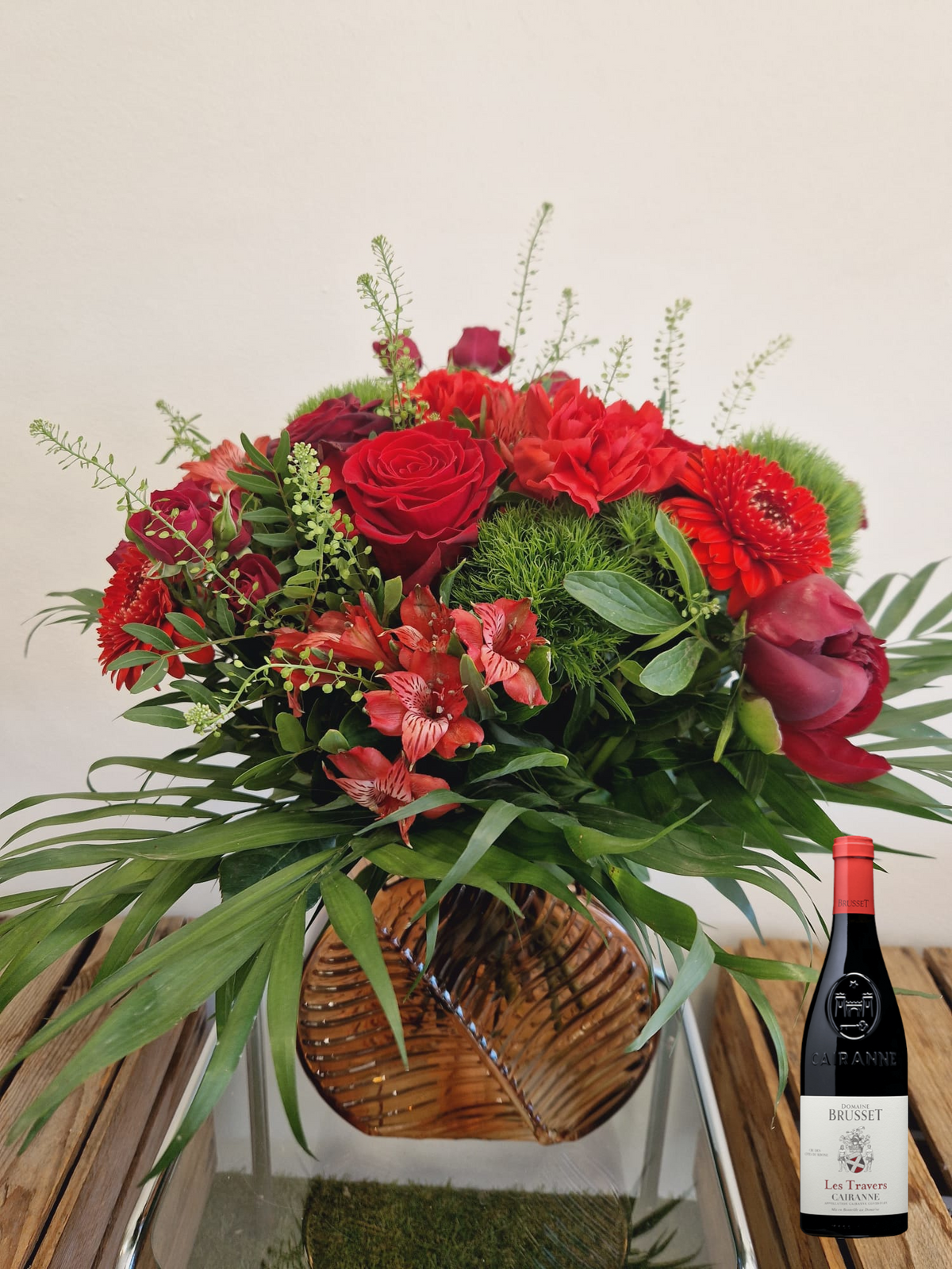 Coffret cadeau Accord Le Syrah - taille grand - vase raffiné : bouquet de fleurs rouge présenté avec une bouteille de vin rouge Cairanne Domaine de Brusset - Fleuriste et Caviste Rose & Raisin