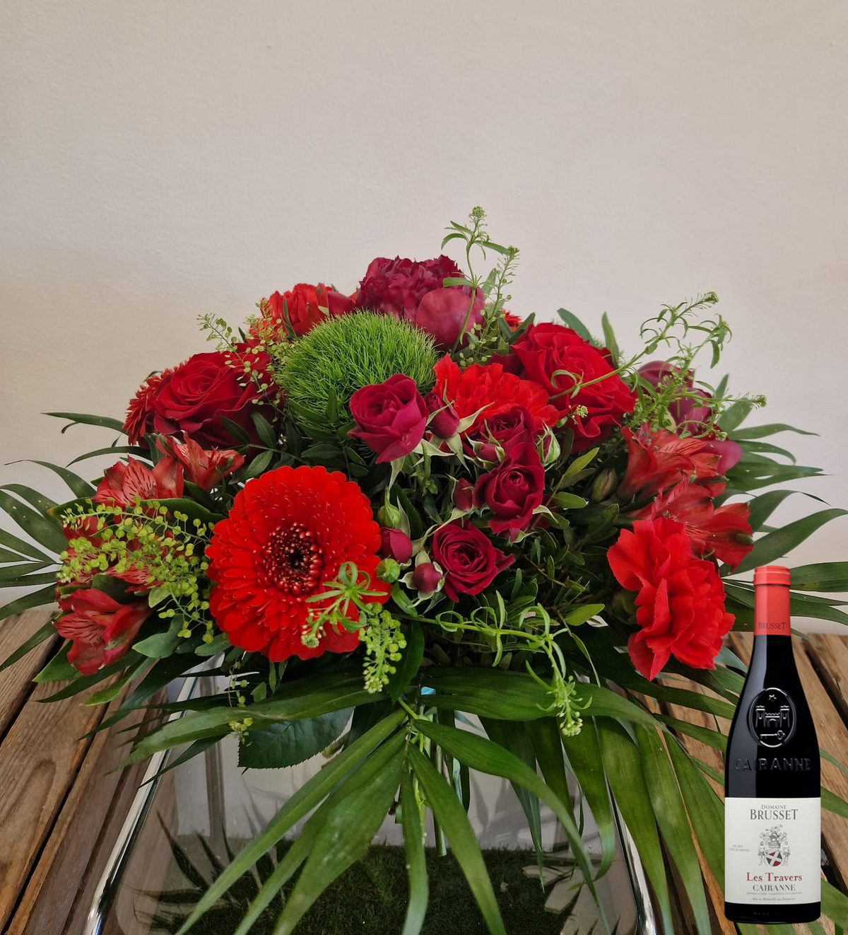 Coffret cadeau Accord Le Syrah - taille moyen - sans vase : bouquet de fleurs rouge présenté avec une bouteille de vin rouge Cairanne Domaine de Brusset - Fleuriste et Caviste Rose & Raisin