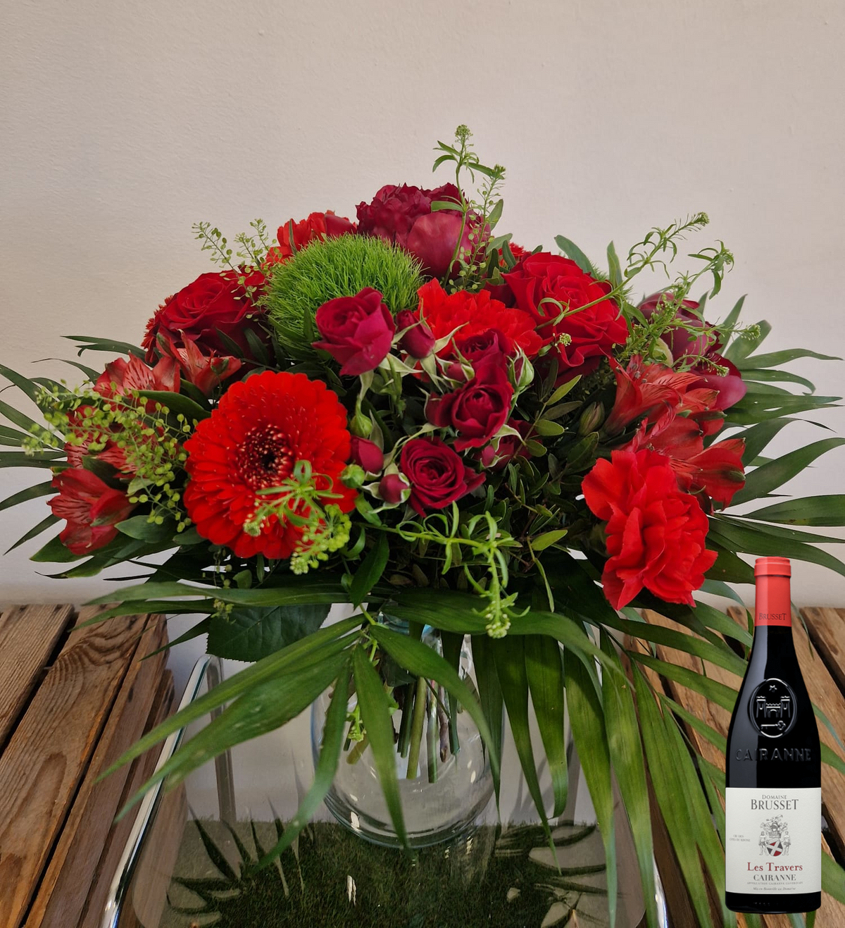 Coffret cadeau Accord Le Syrah - taille moyen - vase en verre : bouquet de fleurs rouge présenté avec une bouteille de vin rouge Cairanne Domaine de Brusset - Fleuriste et Caviste Rose & Raisin