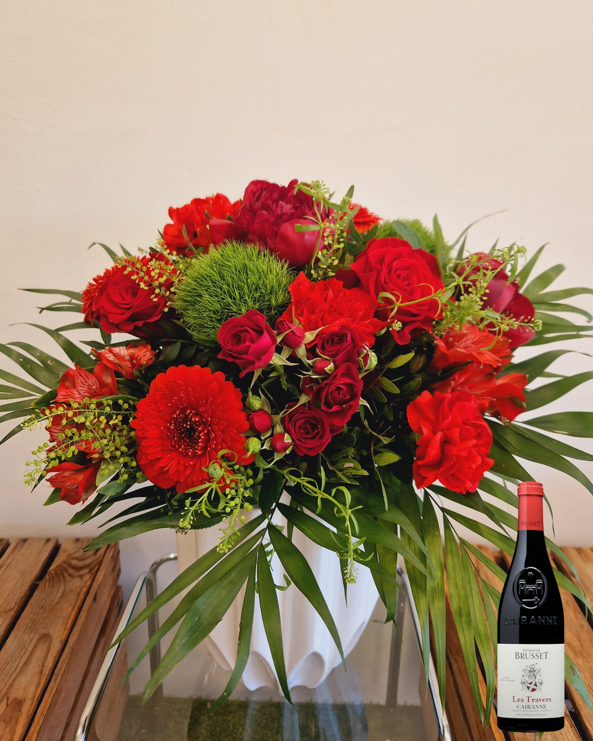 Coffret cadeau Accord Le Syrah - taille moyen - vase prestige : bouquet de fleurs rouge présenté avec une bouteille de vin rouge Cairanne Domaine de Brusset - Fleuriste et Caviste Rose & Raisin
