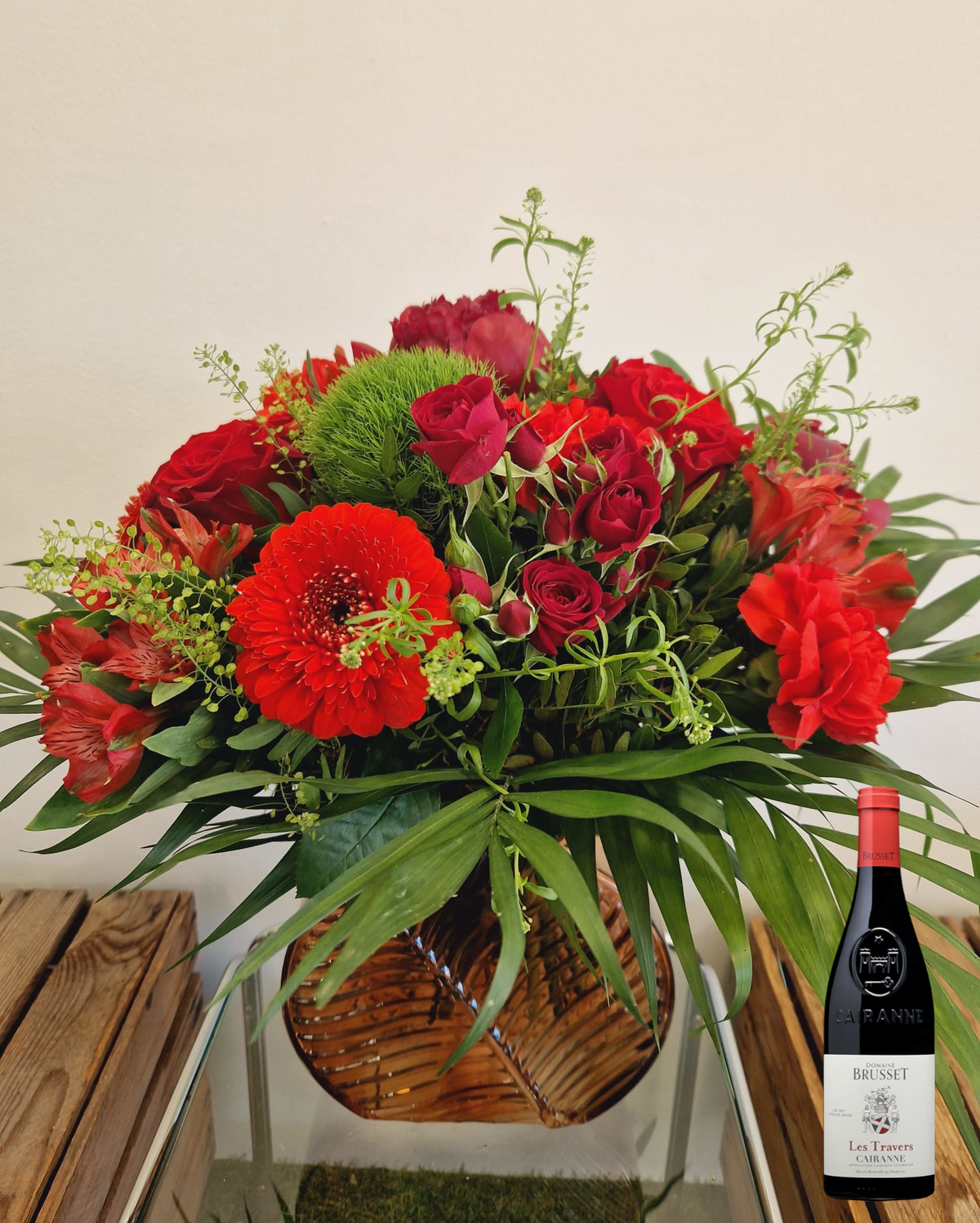Coffret cadeau Accord Le Syrah - taille moyen - vase raffiné : bouquet de fleurs rouge présenté avec une bouteille de vin rouge Cairanne Domaine de Brusset - Fleuriste et Caviste Rose & Raisin