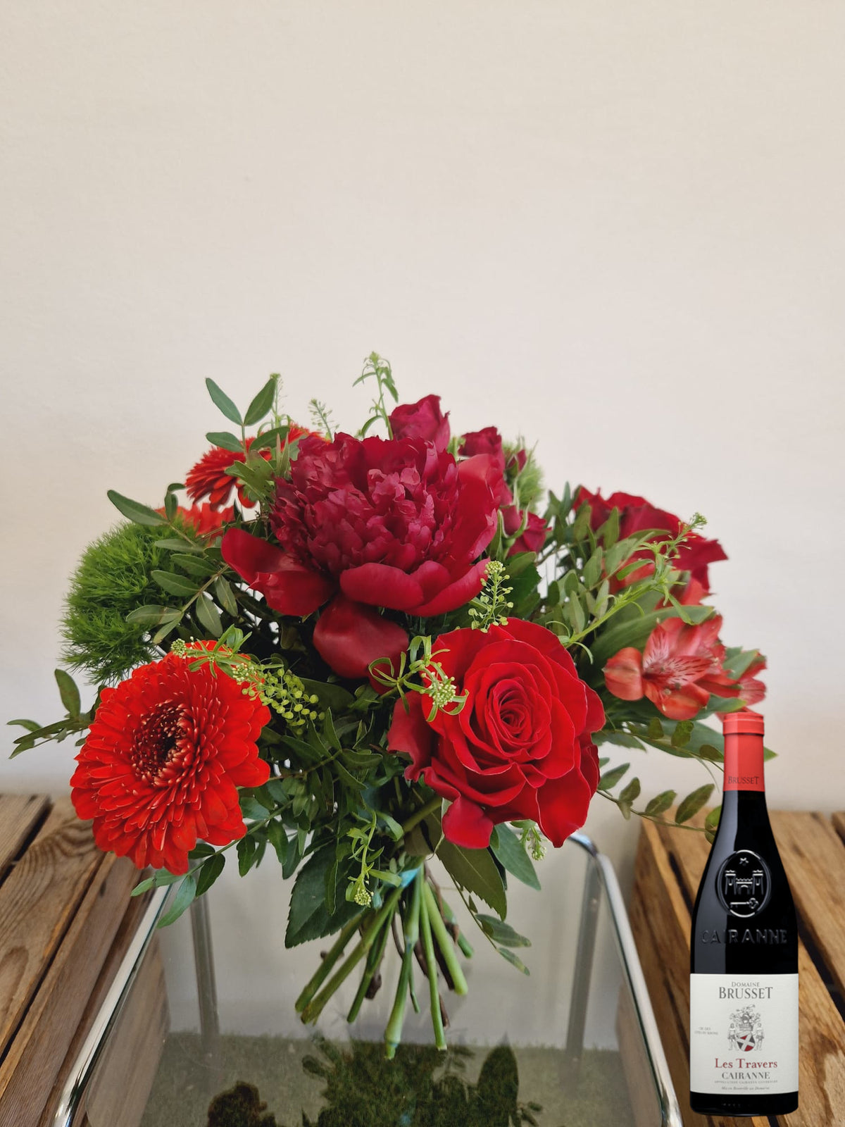 Coffret cadeau Accord Le Syrah - taille petit - sans vase : bouquet de fleurs rouge présenté avec une bouteille de vin rouge Cairanne Domaine de Brusset - Fleuriste et Caviste Rose & Raisin