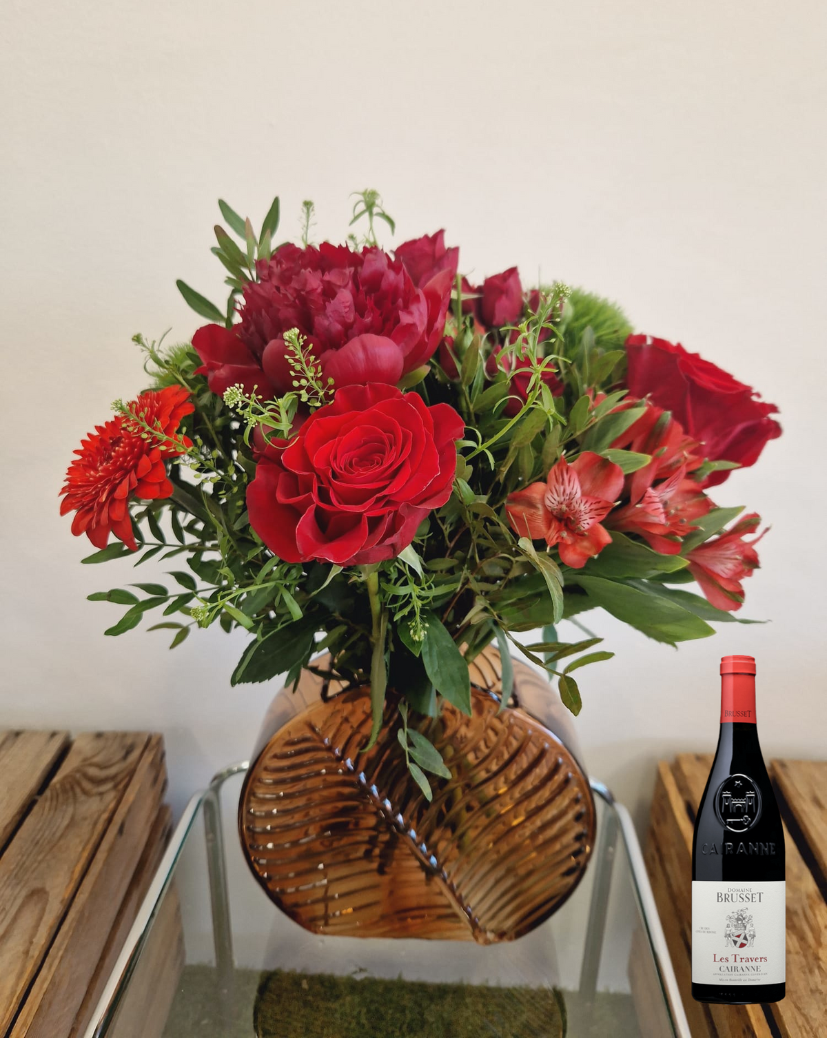 Coffret cadeau Accord Le Syrah - taille petit - vase raffiné : bouquet de fleurs rouge présenté avec une bouteille de vin rouge Cairanne Domaine de Brusset - Fleuriste et Caviste Rose & Raisin