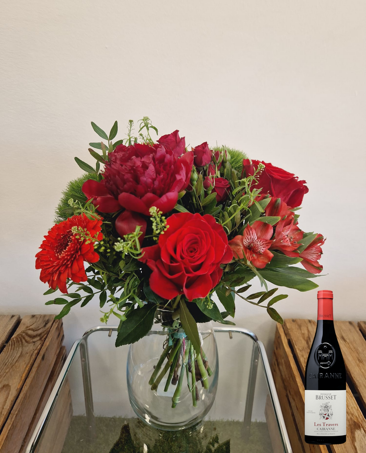 Coffret cadeau Accord Le Syrah - taille petit - vase en verre : bouquet de fleurs rouge présenté avec une bouteille de vin rouge Cairanne Domaine de Brusset - Fleuriste et Caviste Rose & Raisin