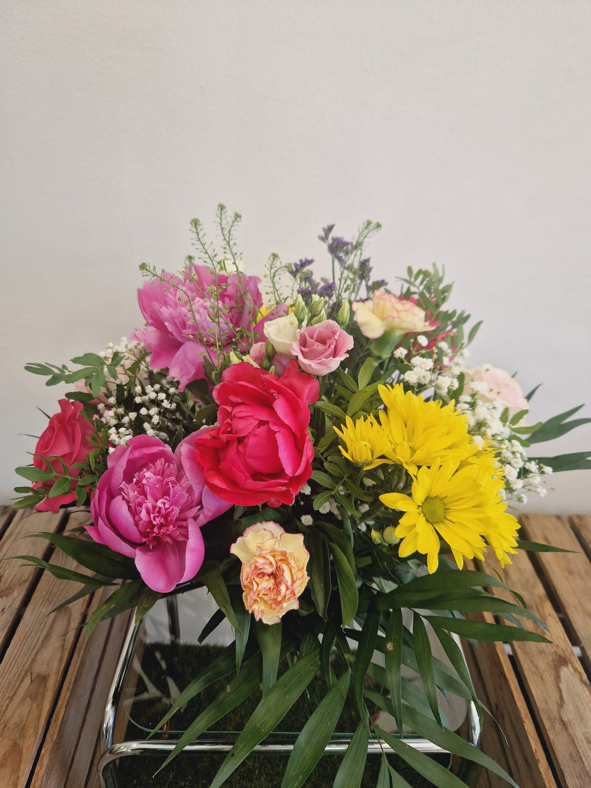 Grand bouquet d'anniversaire généreux composé de fleurs de saison, œillets, lisianthus et germinis - Taille Grande - Rose & Raisin Marseille