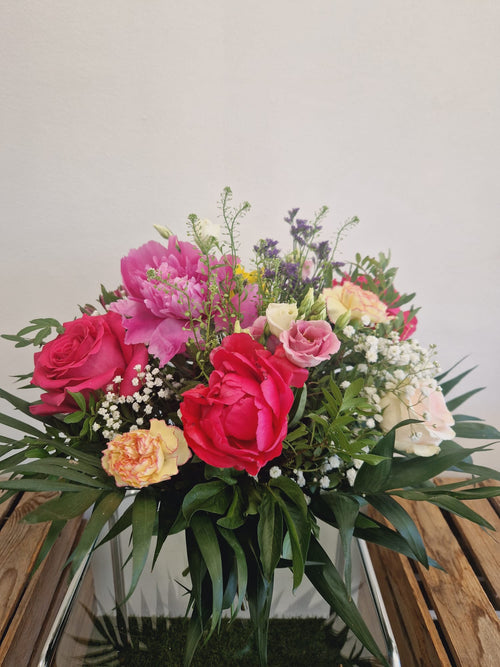 Bouquet d'anniversaire champêtre moyen aux fleurs de saison, lisianthus et fleurs jaunes - Taille Moyenne - Rose & Raisin Marseille