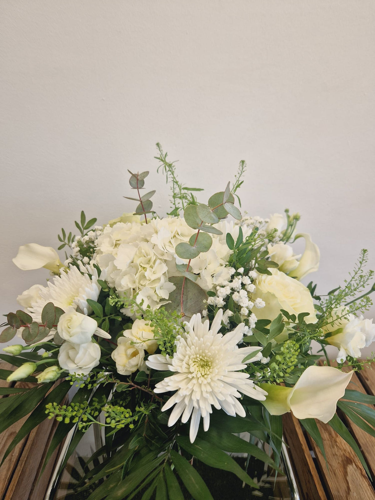Grand bouquet de naissance avec roses blanche, lisianthus et anastasia - Taille Grande - Rose & Raisin Marseille