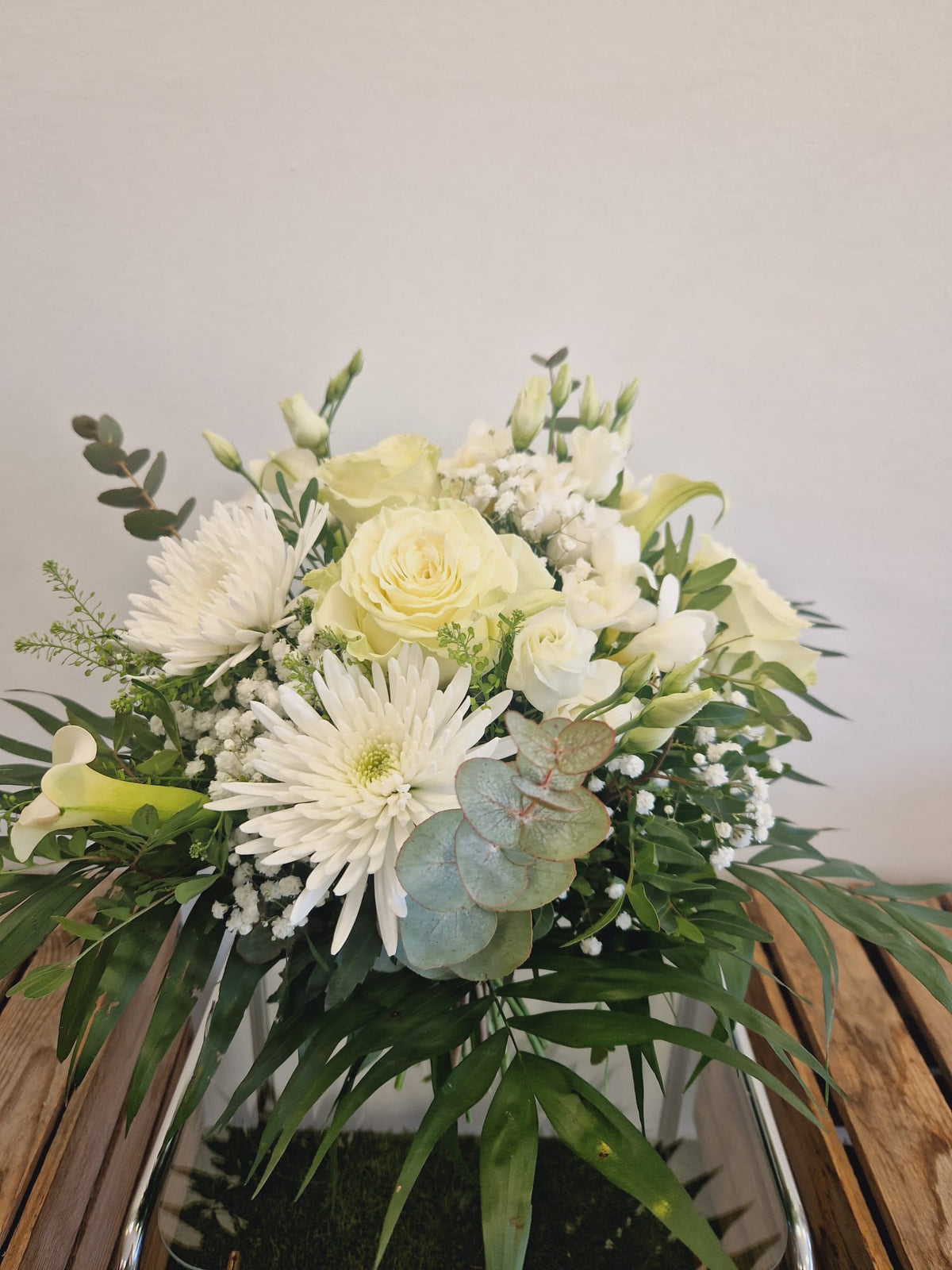 Bouquet de naissance avec rose blanche, lisianthus, gypsophile  - Taille Moyen - Rose & Raisin Marseille