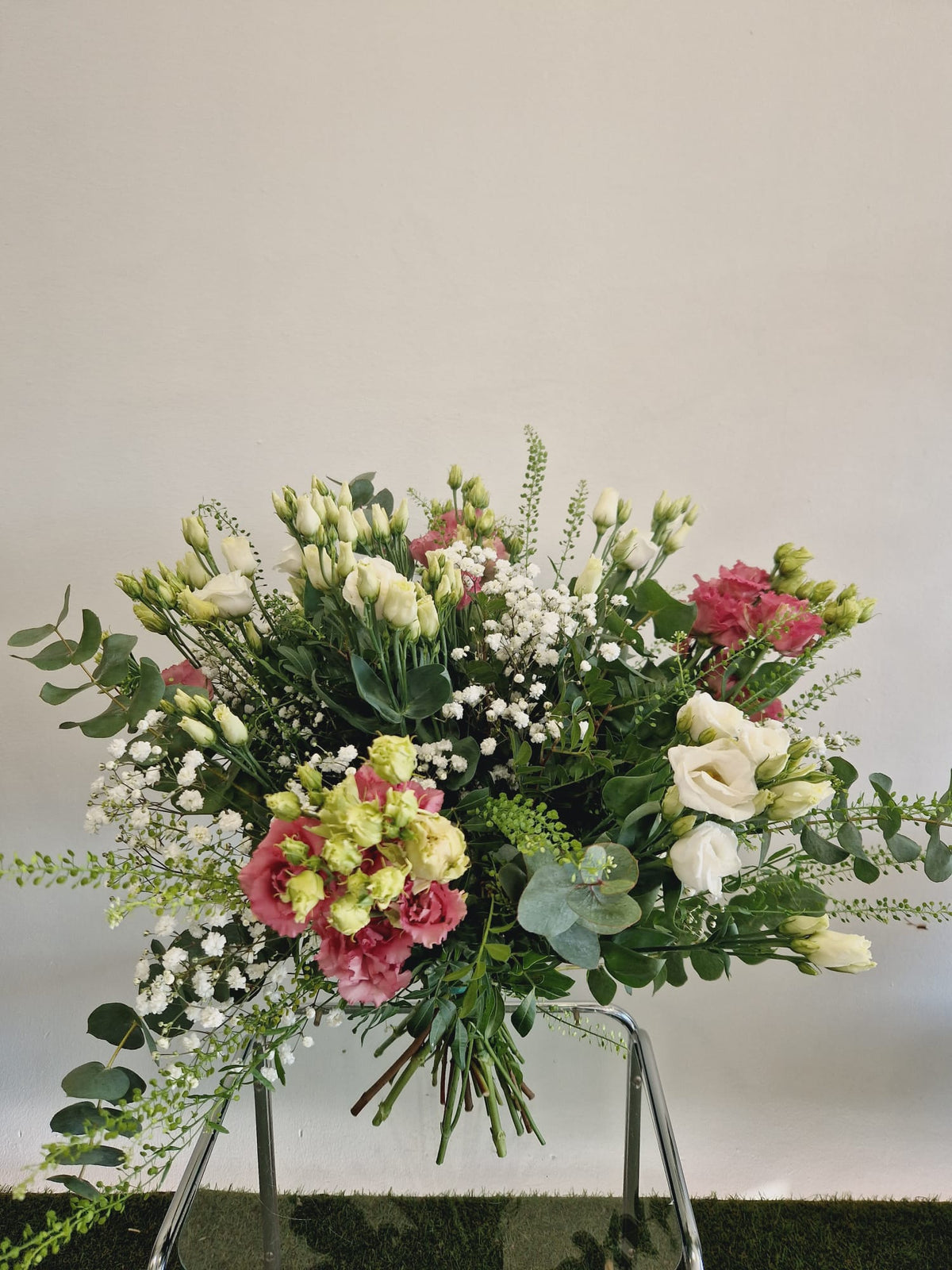 Grand bouquet de lisianthus rose et blanc, gypsophile, eucalyptus - Taille Grande - Rose & Raisin Marseille