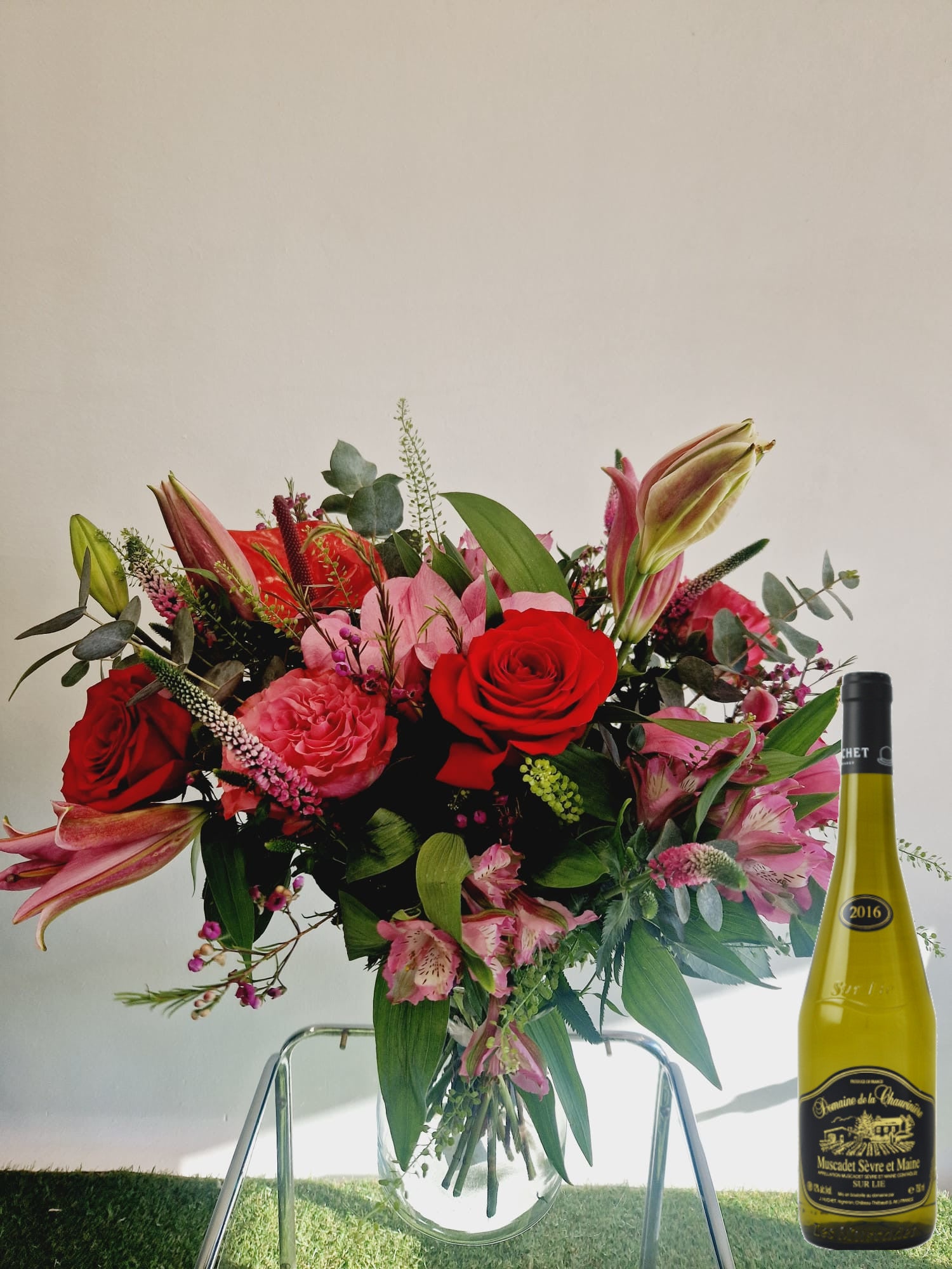 Bouquet de fleurs roses et rouges avec une bouteille de vin blanc Muscadet - Vase en verre - Taille grande - Accord Rose & Raisin