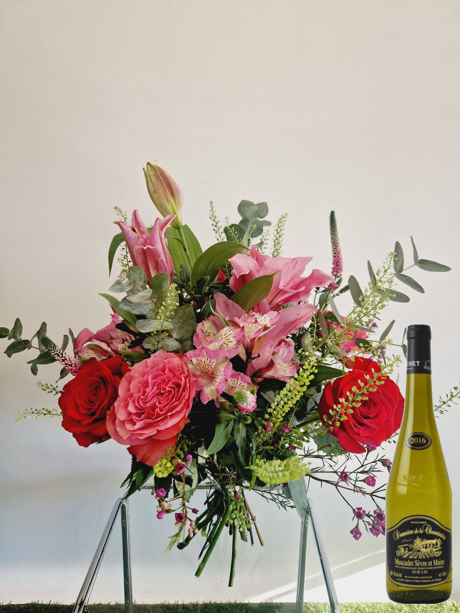 Bouquet de fleurs roses et rouges avec une bouteille de vin blanc Muscadet - sans vase - taille classique - Accord Rose & Raisin