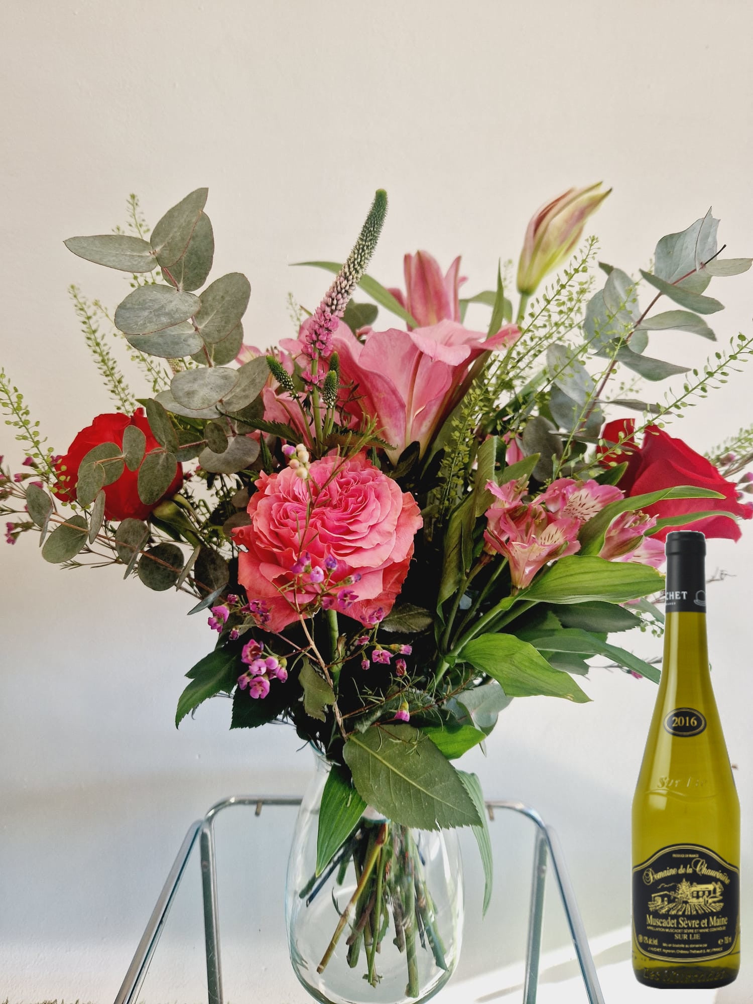 Bouquet de fleurs roses et rouges avec une bouteille de vin blanc Muscadet - Vase en verre - Taille normale - Accord Rose & Raisin